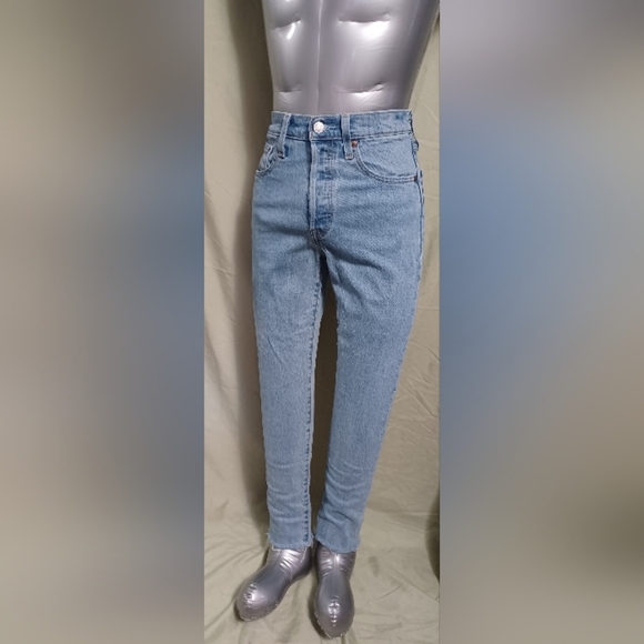 A Levi Strauss 501 Classic Button Fly Light Wash Blue Jeans - Picture 2 of 15